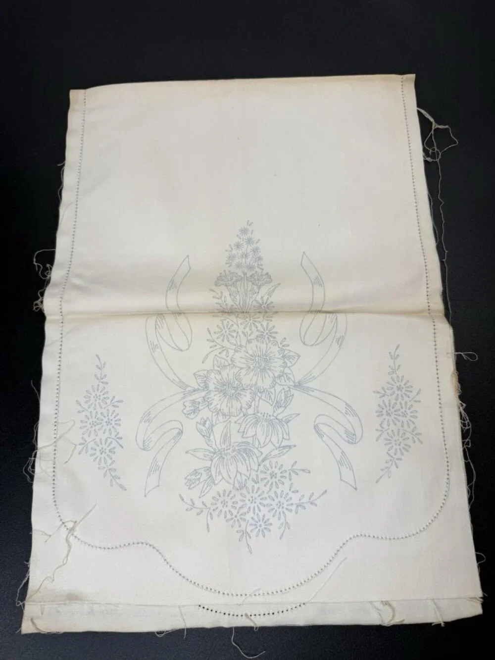 Vintage Embroidery WonderArt Dresser Table Scarf #580 Ribbon Bouquet